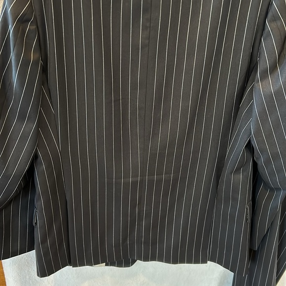 Hickey Freeman 100% Wool suit with working surgeons cuffs - Picture 3 of 9